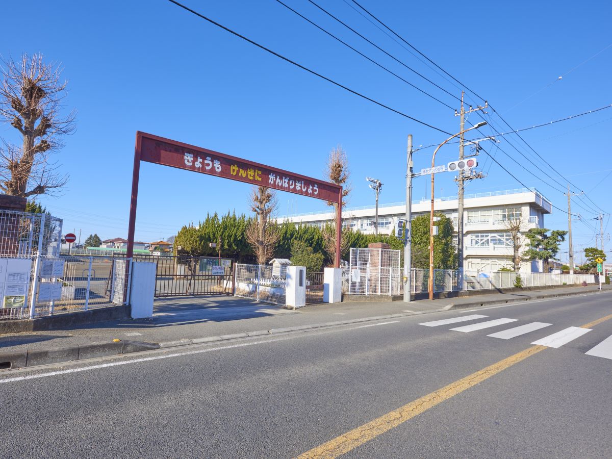 上辺見小学校まで約850m（徒歩11分／車で約3分）　「夢をはぐくむ子どもが主役の楽しい学校」の実現に努め、「元気」「やる気」「勇気」を合い言葉に掲げています。