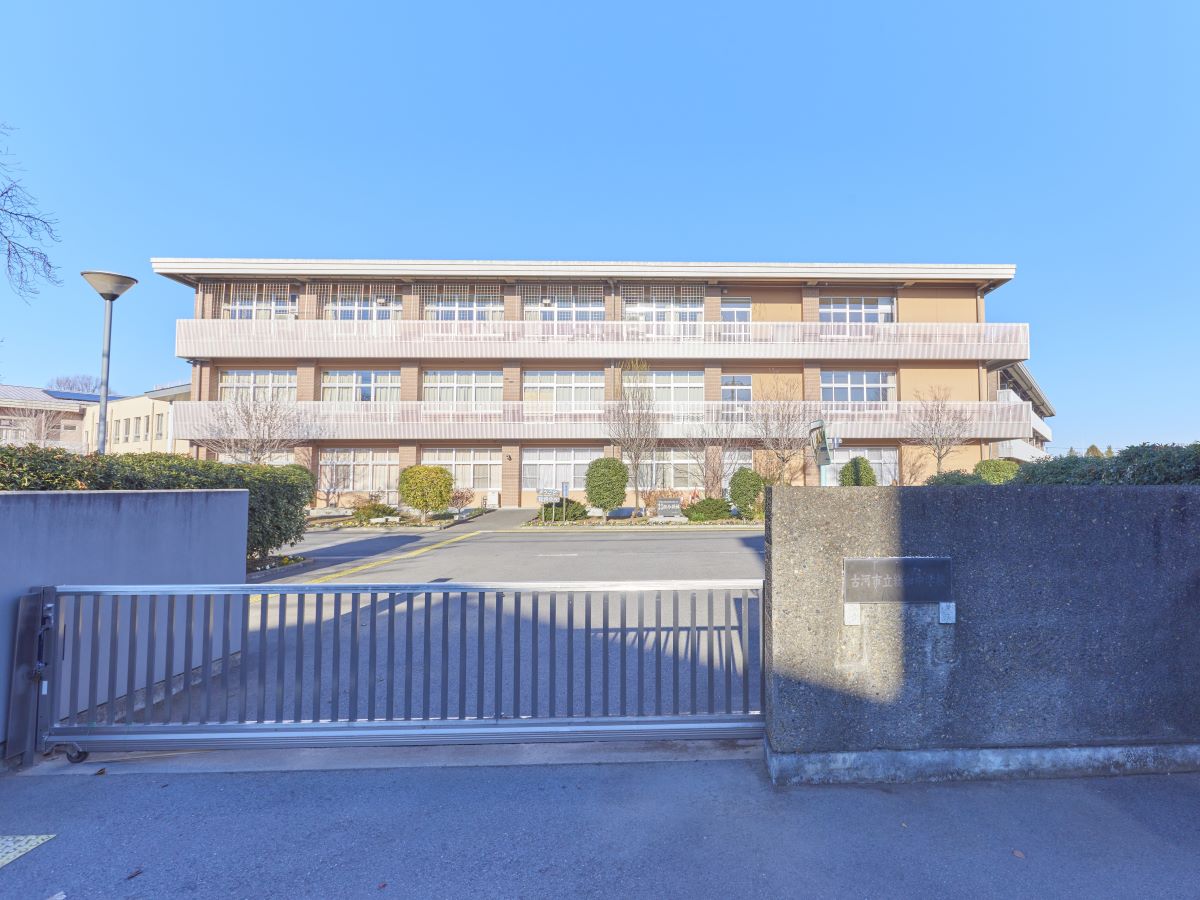 総和中学校まで約2.3km（徒歩29分／車で約5分）　「自主・自律」　自ら考え、判断・行動できる生徒の育成を目指した教育活動を行っている中学校です。