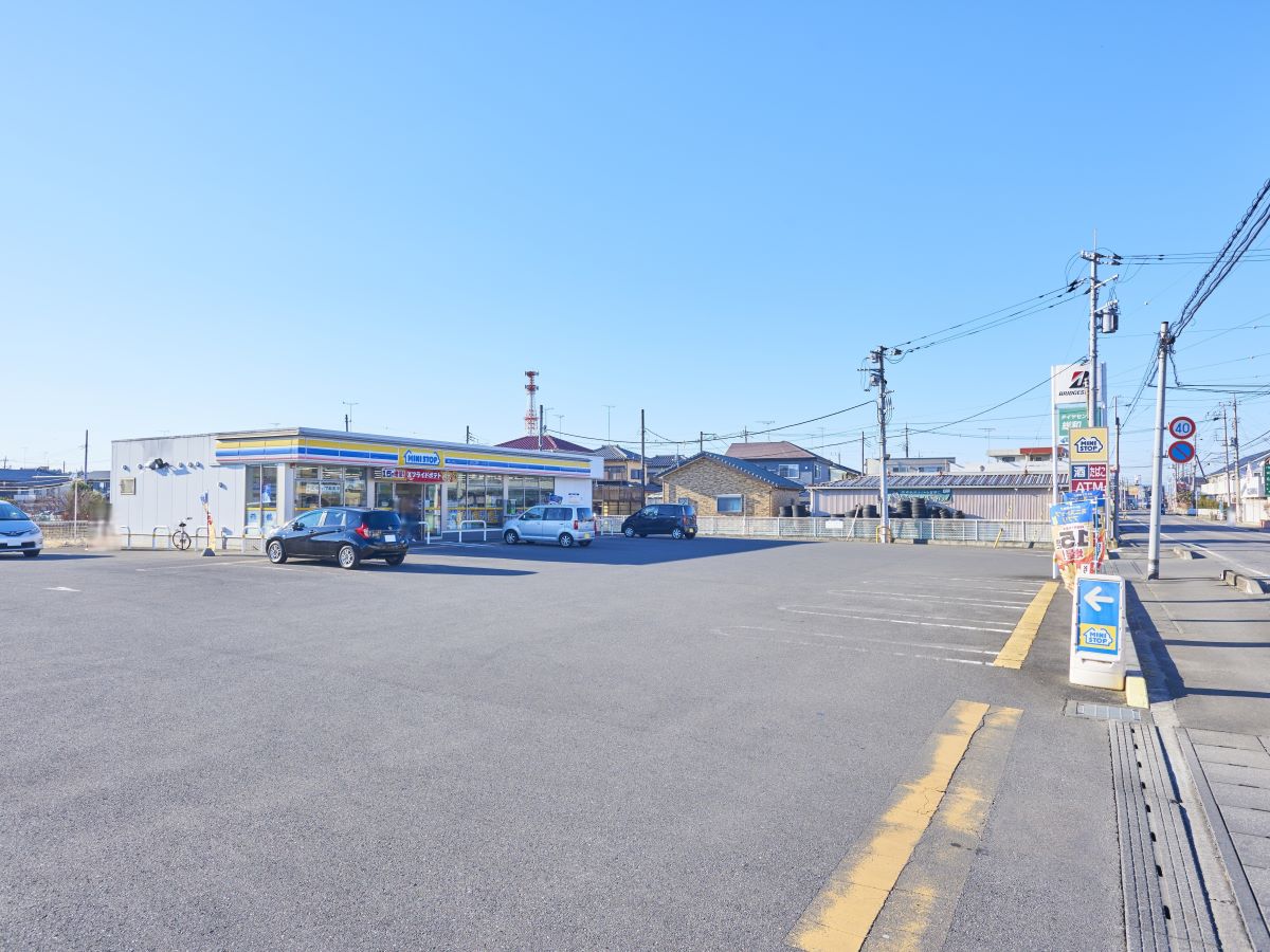 ミニストップ　古河女沼店まで約450m（徒歩6分／車で約1分）　季節ごとに限定のソフトクリームを販売していて、イートインスペースもあります。イオン銀行も入っているので、お金の出し入れにも便利です。