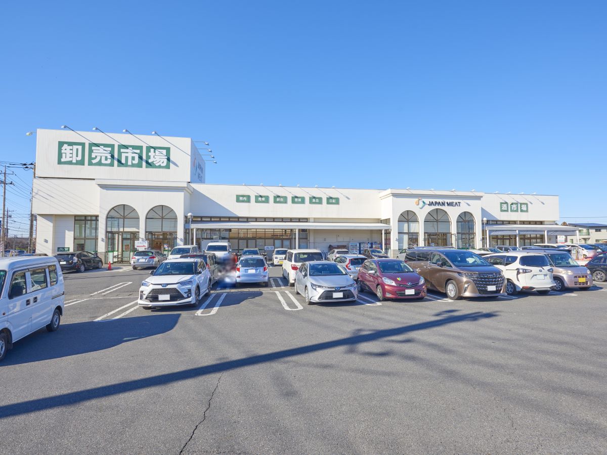 ジャパンミート卸売市場 古河店まで約1.4km（徒歩18分／車で約5分）　「激安日替わり市」を毎日開催！広々とした店内でごゆっくりお買い物できます。