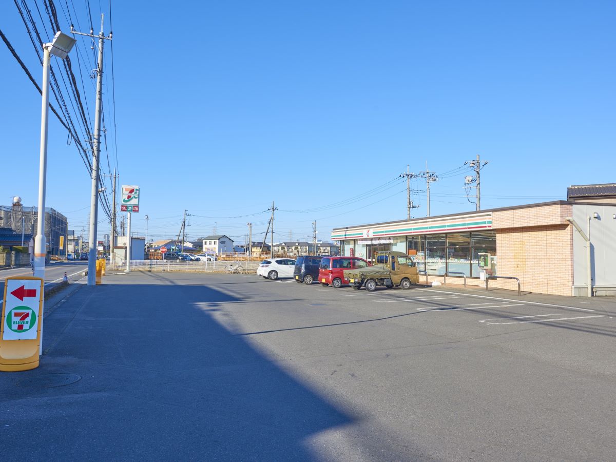 セブンイレブン古河上辺見鹿養台店まで約600m（徒歩8分／車で約2分）　今やインフラの一つともいえるコンビニが車で約2分で行けるので、まさに「近くて便利」！