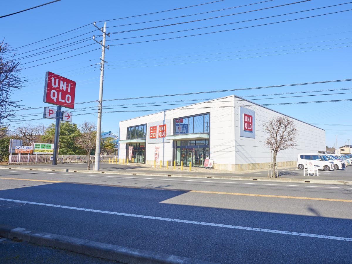 ユニクロ古河店まで約1.2km（徒歩15分／車で約4分）　シンプルなデザインで様々な性能なものを取り扱っているユニクロです。