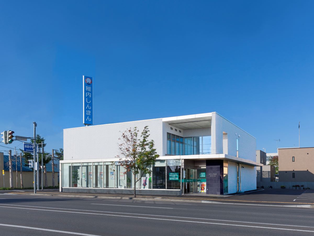 稚内信用金庫　神楽支店まで約1.6km（徒歩20分／車で約4分）　スムーズな手続きと、いつでも使えるATMで安心。お急ぎのお買い物前にもお立ち寄りください。