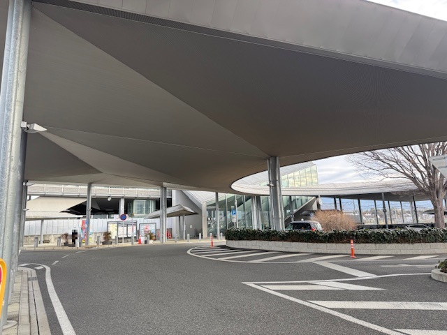 JR中央線「竜王駅」まで約3km（車で約9分）　ターミナル駅である甲府駅から1駅(普通列車/約4分)です。朝は特急列車も停車します。周辺に駐車場があり、車でのアクセスも便利です。