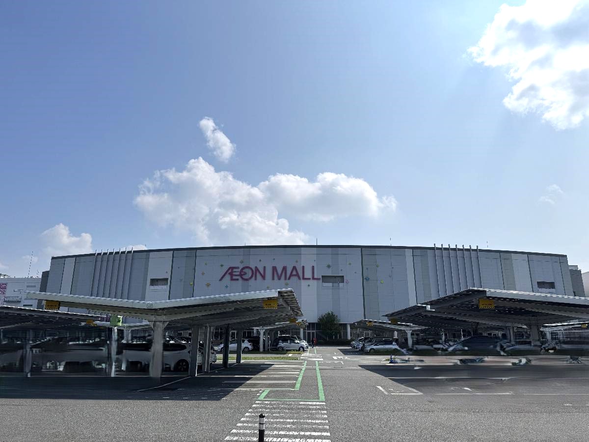 イオンモール甲府昭和まで約2.7km（車で約9分）　ショッピングモールです。買い物はもちろん、甲府駅行きのシャトルバスも充実しているため、甲府駅までのアクセスとしても使用可能です。