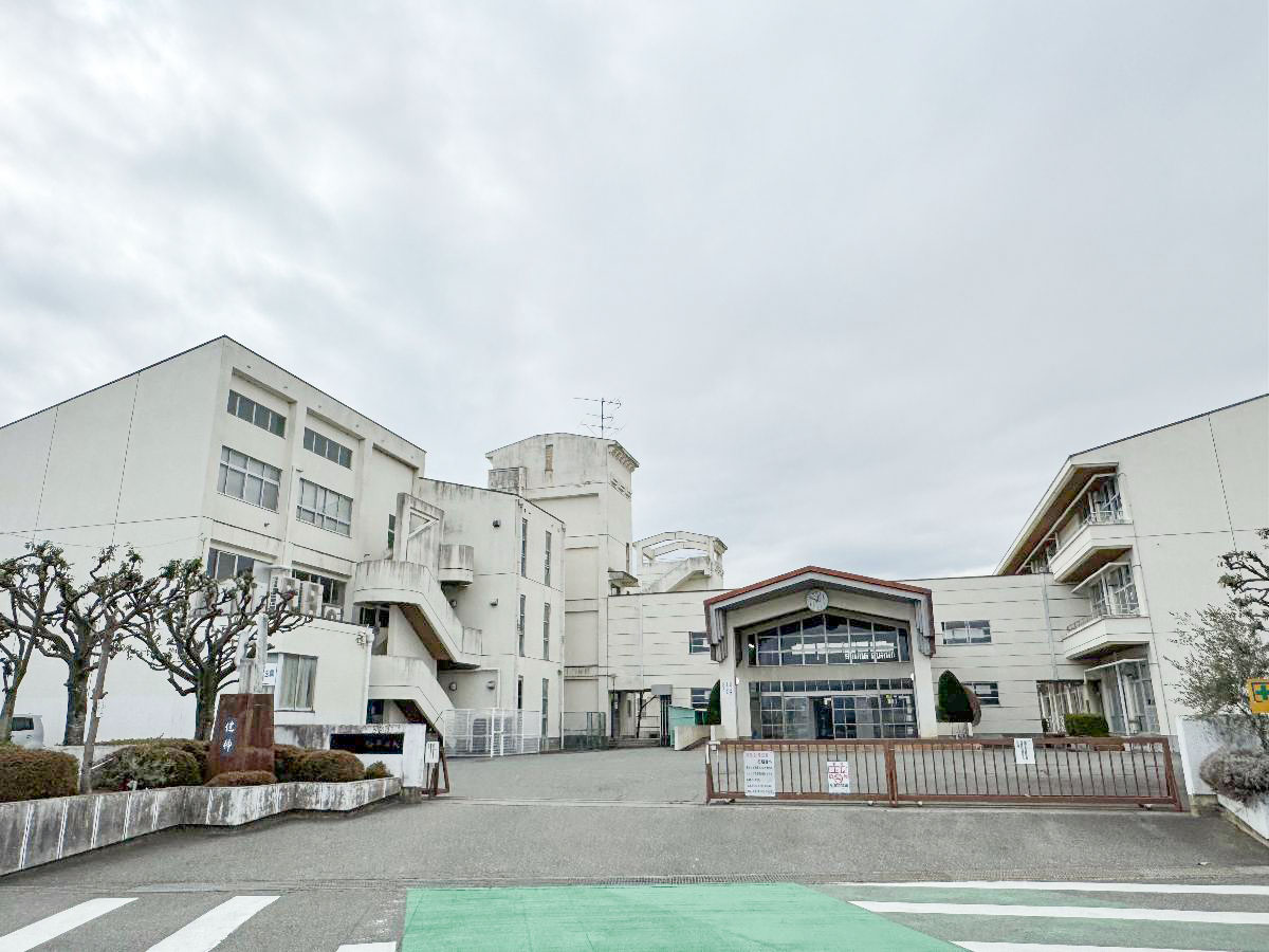 甲斐市立玉幡中学校まで約1km（徒歩13分）　「ふるさとを愛し，高い知性と豊かな情操，たくましい意志と創造的な個性を もつ心身共に健全な生徒の育成」を学校教育目標として掲げています！