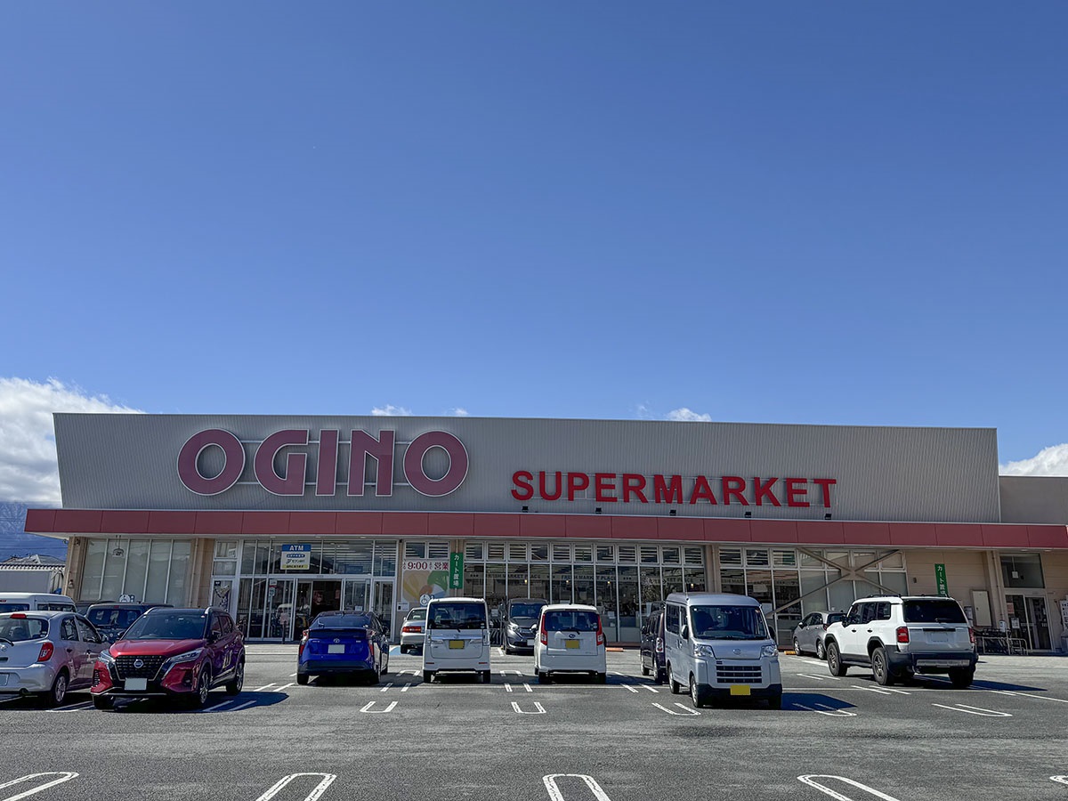 オギノ西八幡店まで約440m（徒歩6分）　敷地内に山梨中央銀行 竜王支店オギノ西八幡出張所(ATM）、セリア西八幡店(100円ショップ)があり便利です。【営業時間】9:30～21:00　