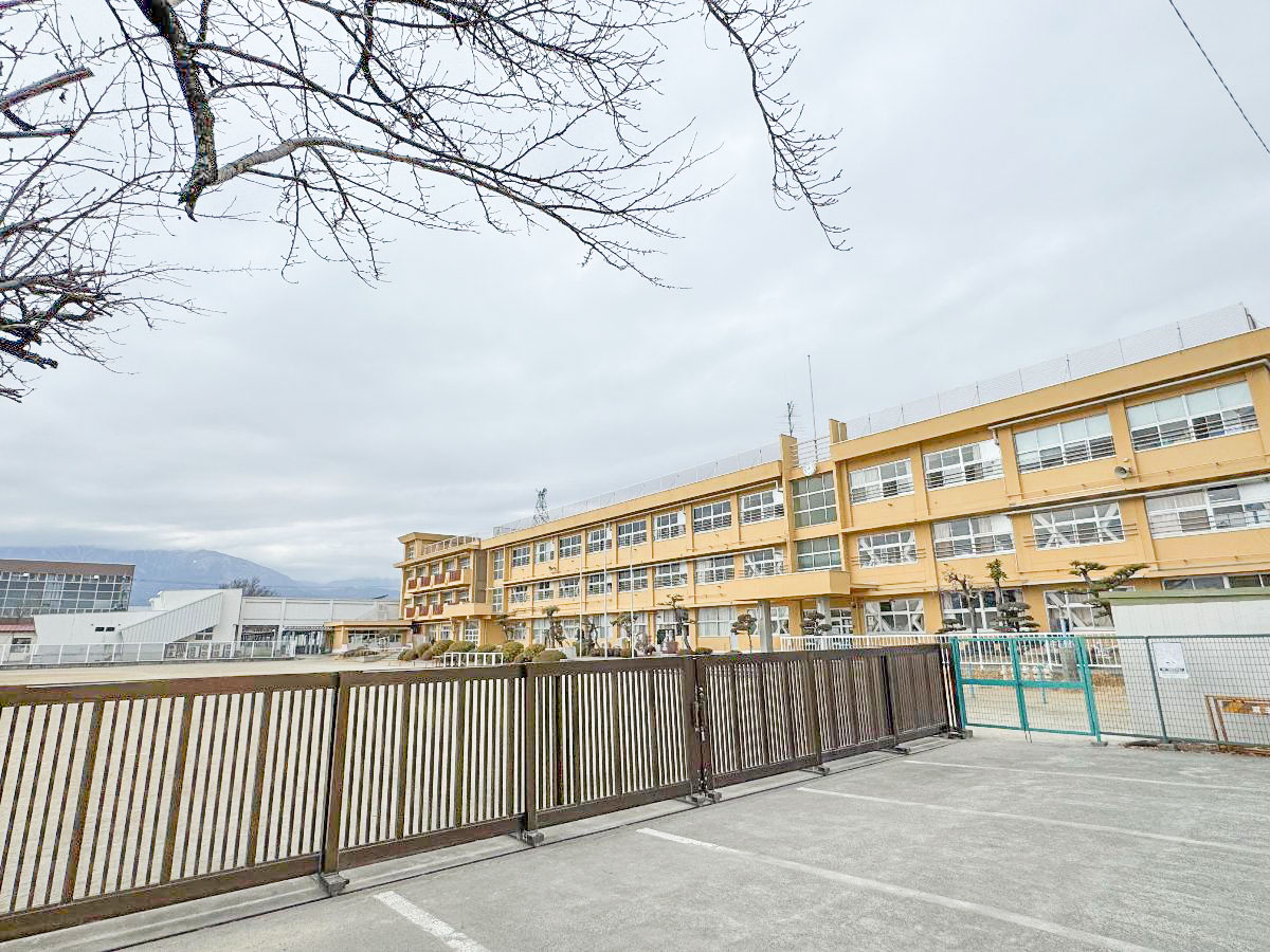 甲斐市立玉幡小学校まで約350m（徒歩5分）　創立120年を超える歴史ある小学校です。児童数約360名の小学校です。(2025年度)