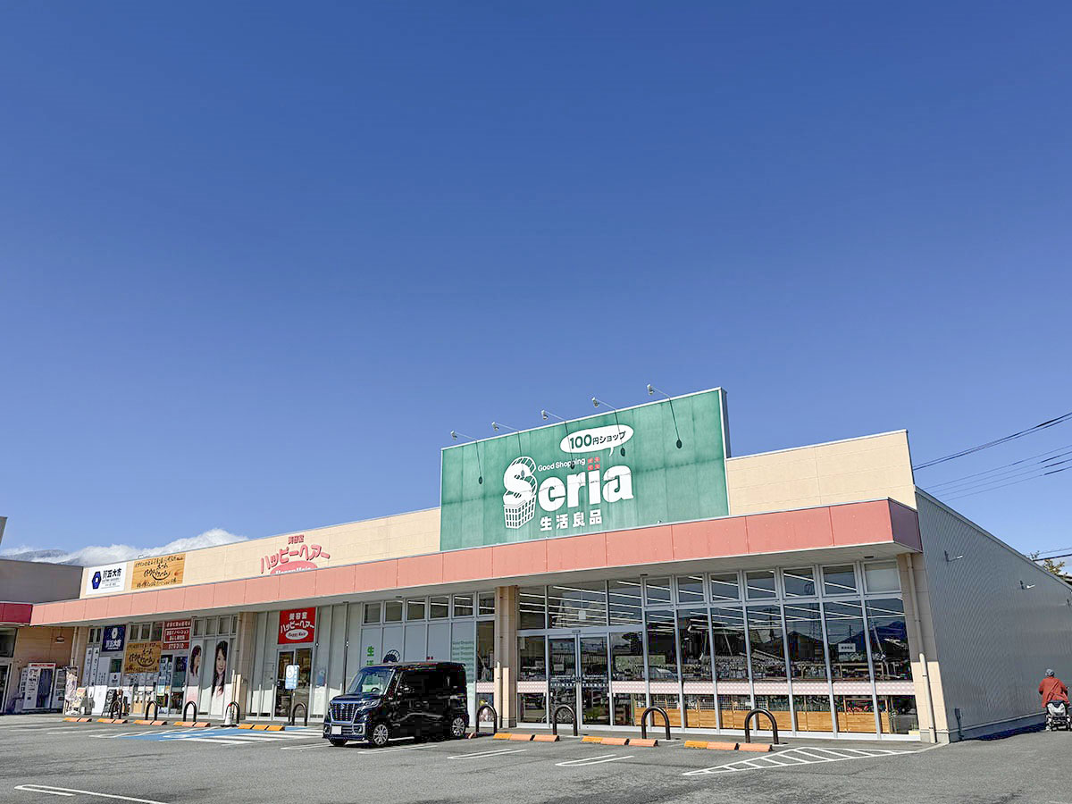 Seria　西八幡店まで約390m（徒歩5分）　オギノ西八幡店と同じ敷地内にあり、お買い物に便利です。【営業時間】9:30～20:00