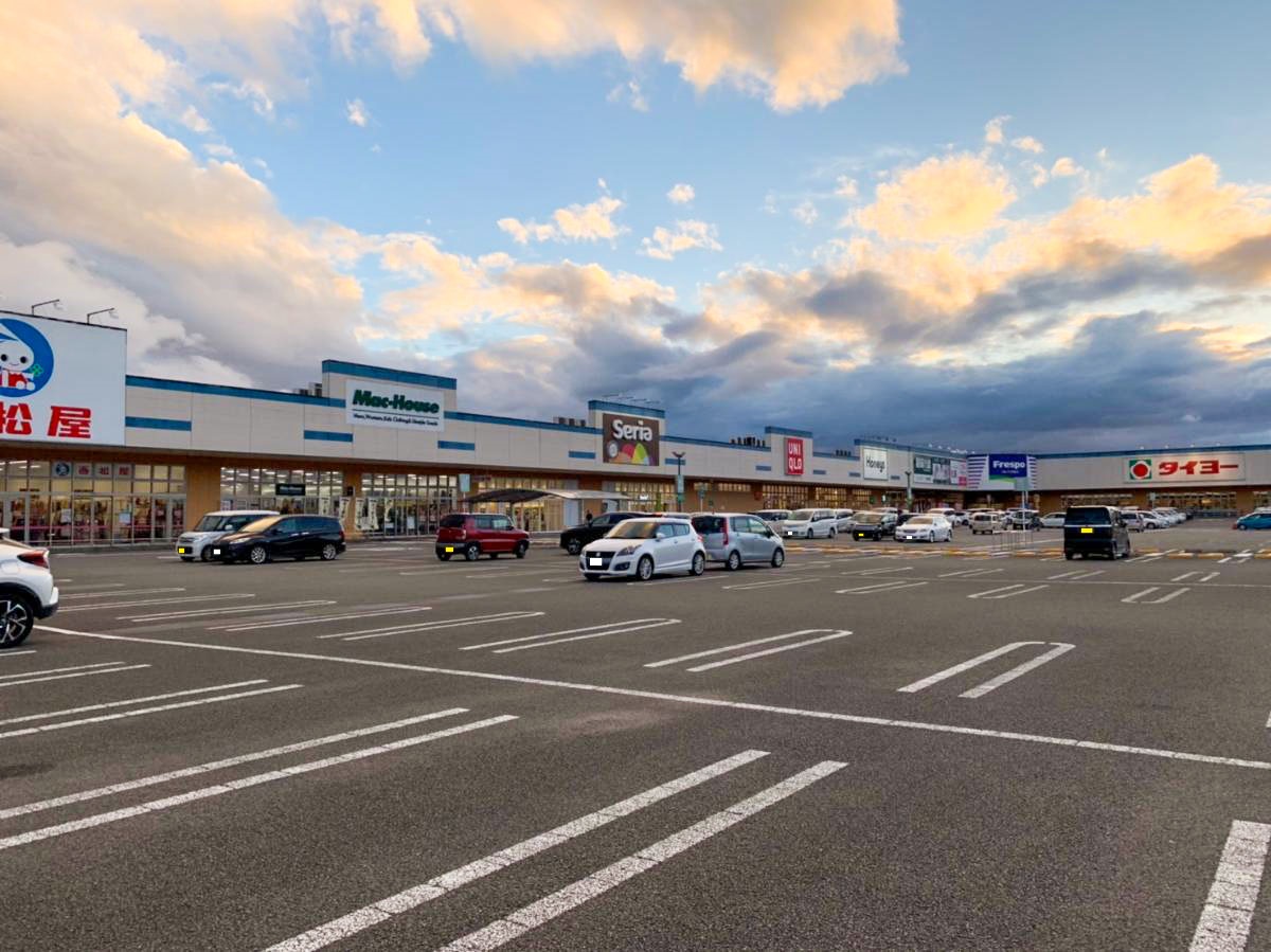 フレスポ国分まで約2km　駐車場が広く、多くのお店が揃っているのでお買い物などに便利です！
