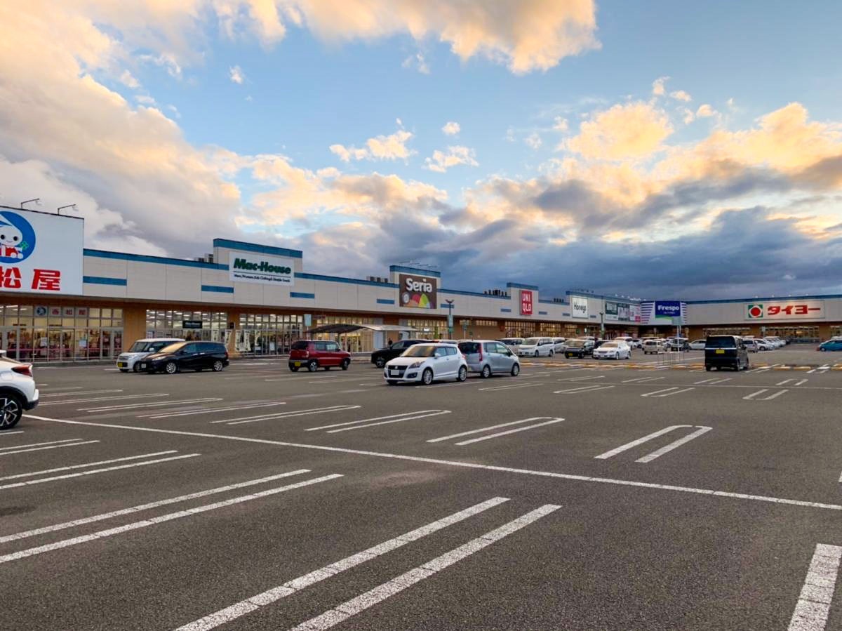 フレスポ国分まで約1.4km　スーパーのほか、ドラッグストアや衣料品店、美容院など、多くのお店が揃っているので一度に用が済ませられて便利です！