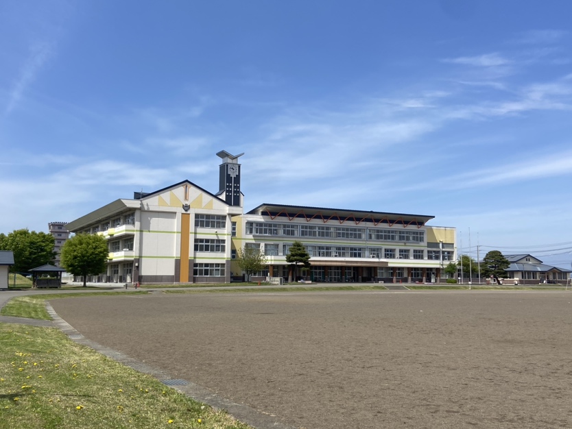 矢巾町立矢巾東小学校まで約400m　住宅地のすぐ真向かいにある小学校です。ご両親も安心してお子様を送り出せますね！