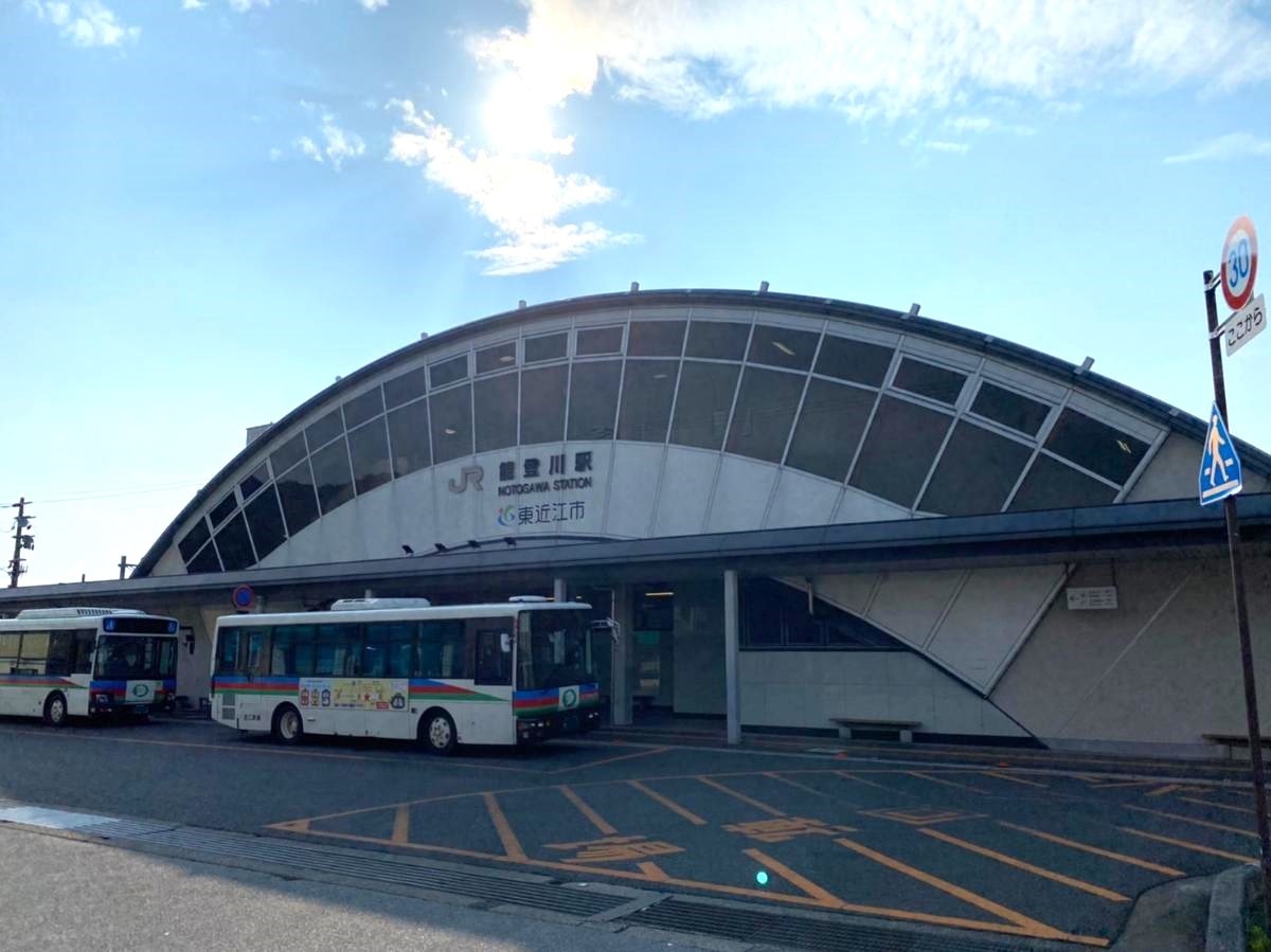 ＪＲ西日本　琵琶湖線　「能登川駅」まで約2km（徒歩25分）　新快速電車が停車する駅です。京都・大阪方面への通勤にも便利です。