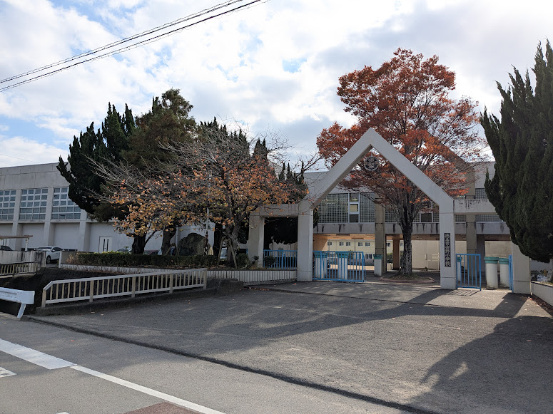 徳島市立渋野小学校まで約1.2km（徒歩15分）　丈六団地内を通学路として小学校まで通える安心感は、保護者としては大きいものではないしょうか