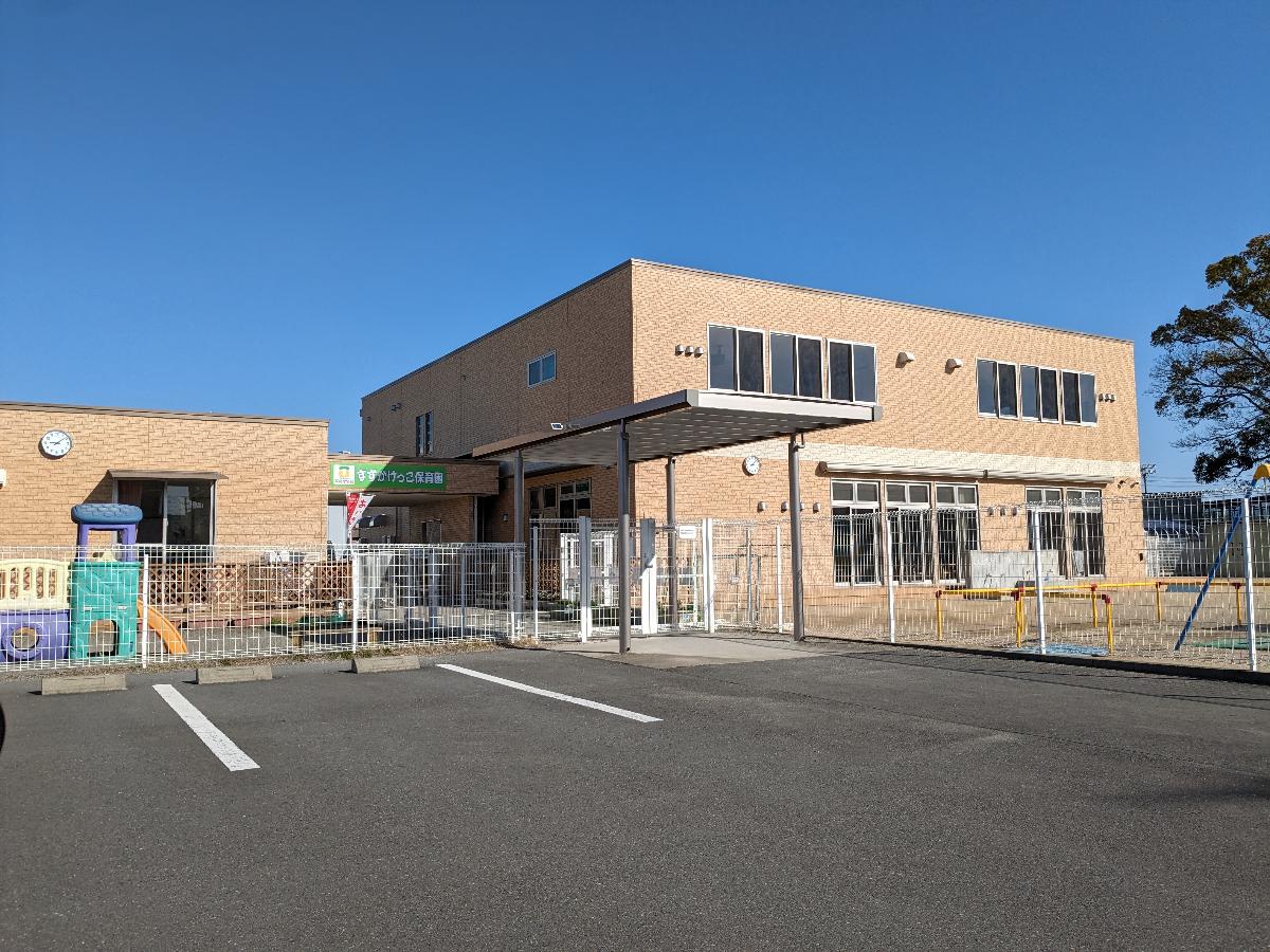 すずかけっこ保育園まで約750m（徒歩10分）　徒歩10分圏内で通いやすいです。
0･1･2歳の保育所で、第二小学校の西側隣にあります。
