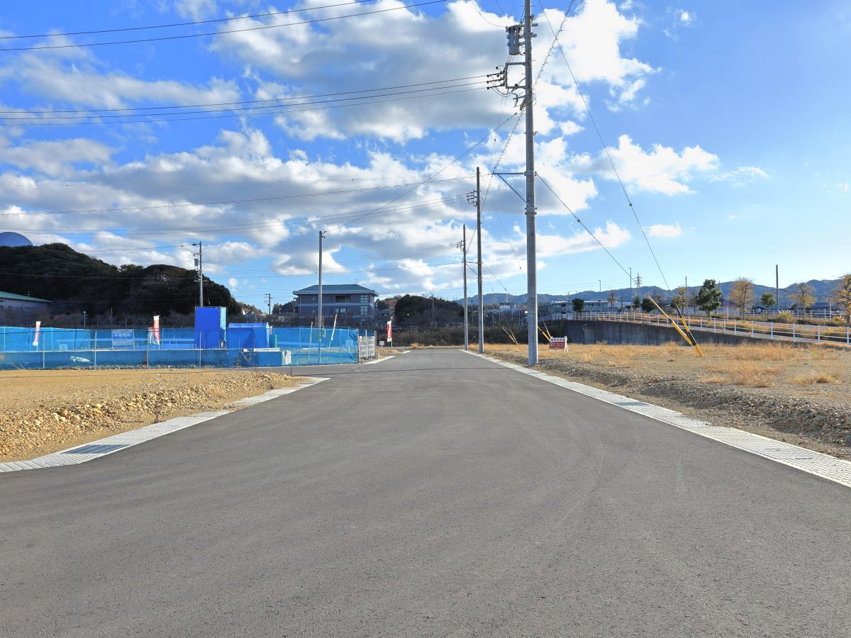 分譲地内　西側道路を通る道です。　