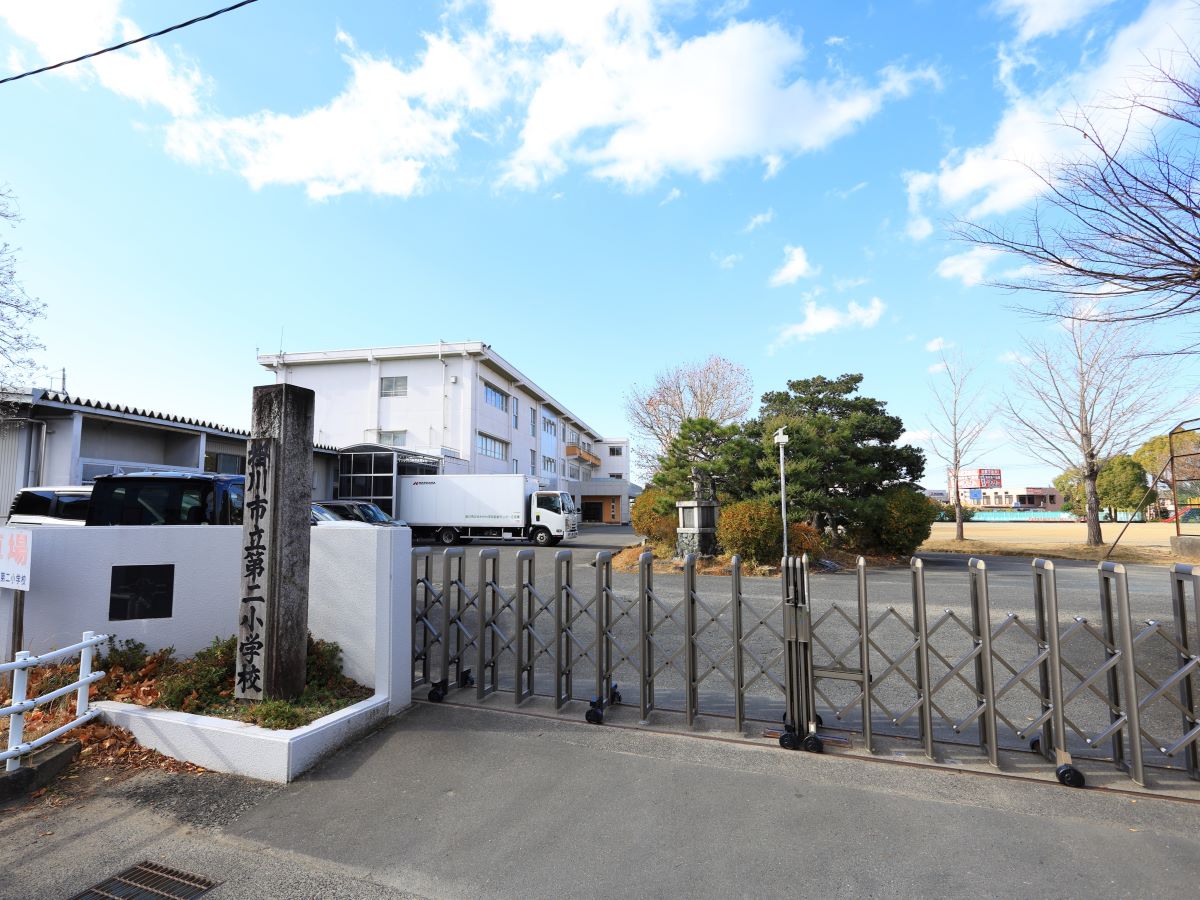 掛川市立第二小学校まで約650m（徒歩9分）　「夢に向かって　自分を磨く子」を教育目標としています。
