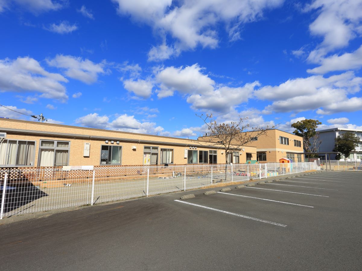 すずかけっこ保育園まで約750m（徒歩10分）　徒歩10分圏内で通いやすいです。
0･1･2歳の保育所で、第二小学校の西側隣にあります。
