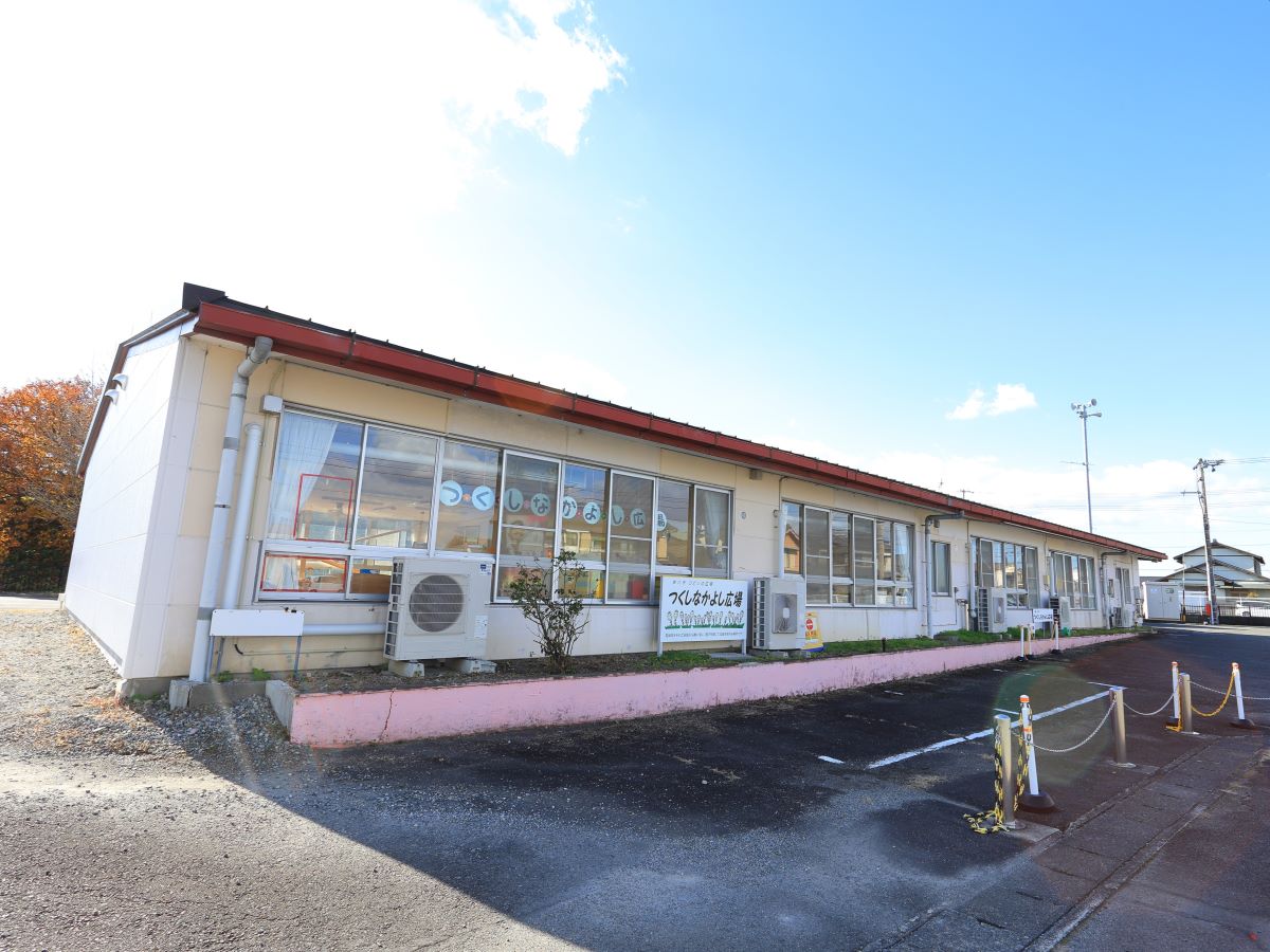 つくしなかよし広場まで約300m（徒歩4分）　西掛川駅のすぐ近くにあります。
子育て親子の交流の場です。
