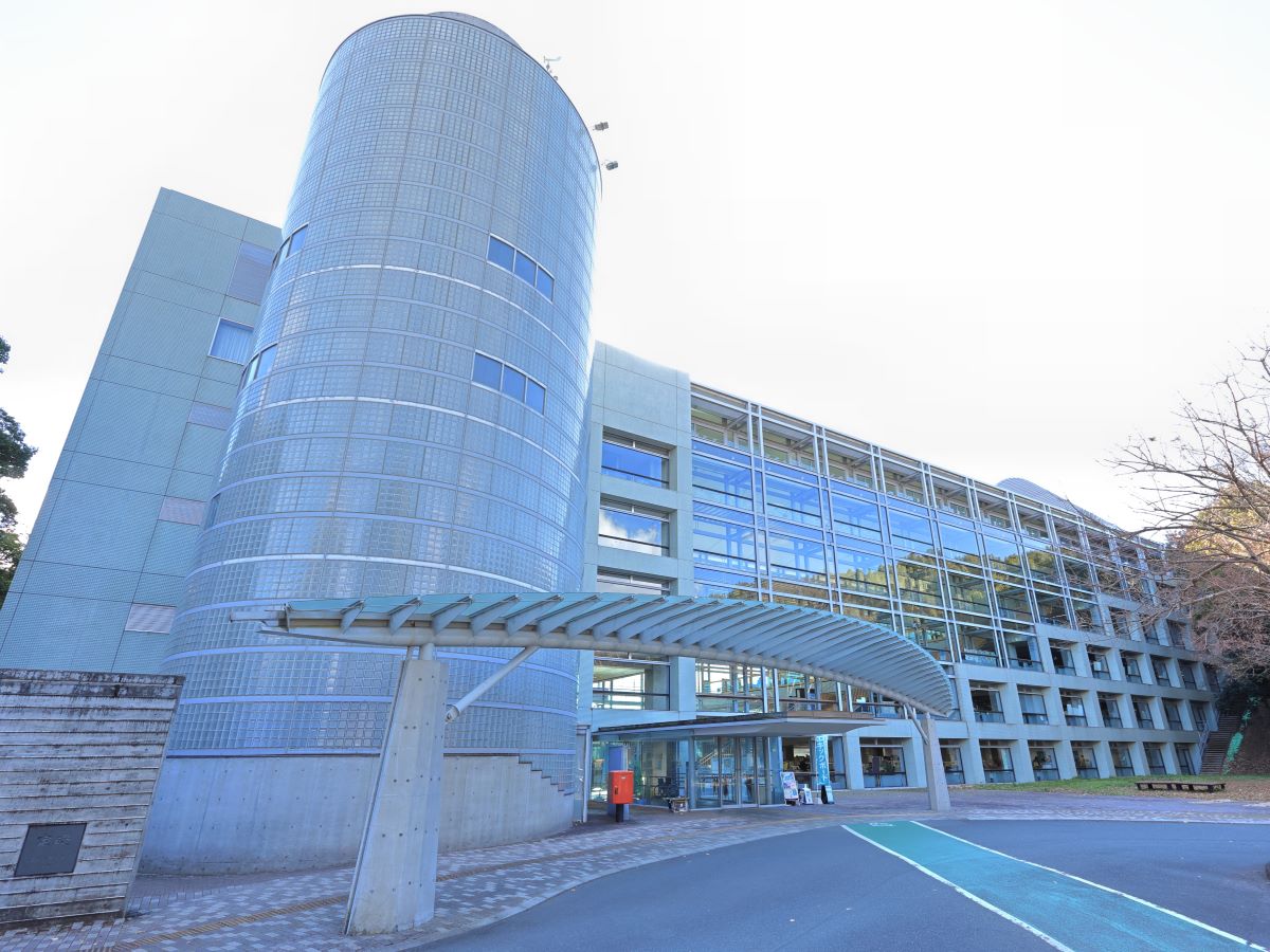 掛川市役所まで約1km（徒歩13分）　何かの手続きの時にもこの距離に市役所があるのは便利ですね。
