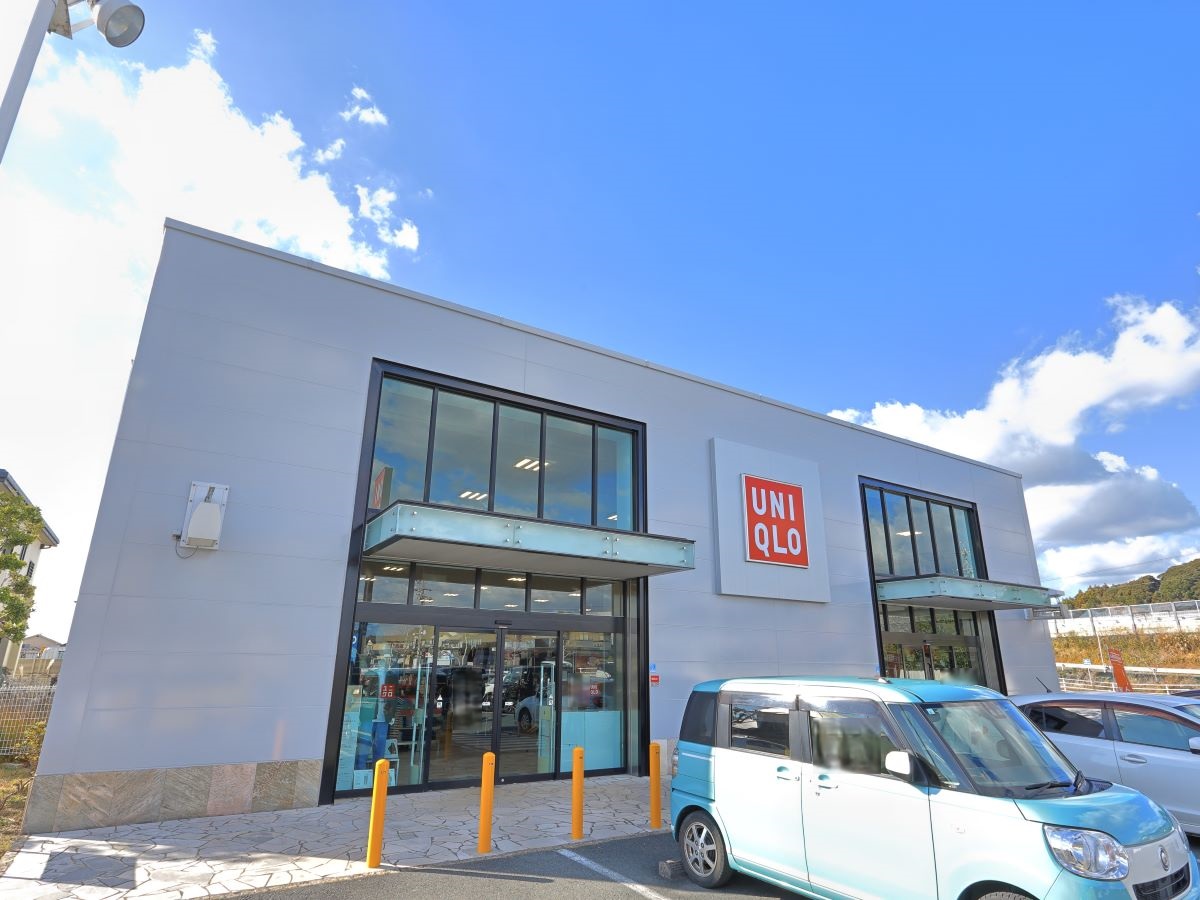 ユニクロ掛川店まで約1.1km（車で約4分）　大池ICから降りてすぐ。交通利便が非常に良い場所にあります。
