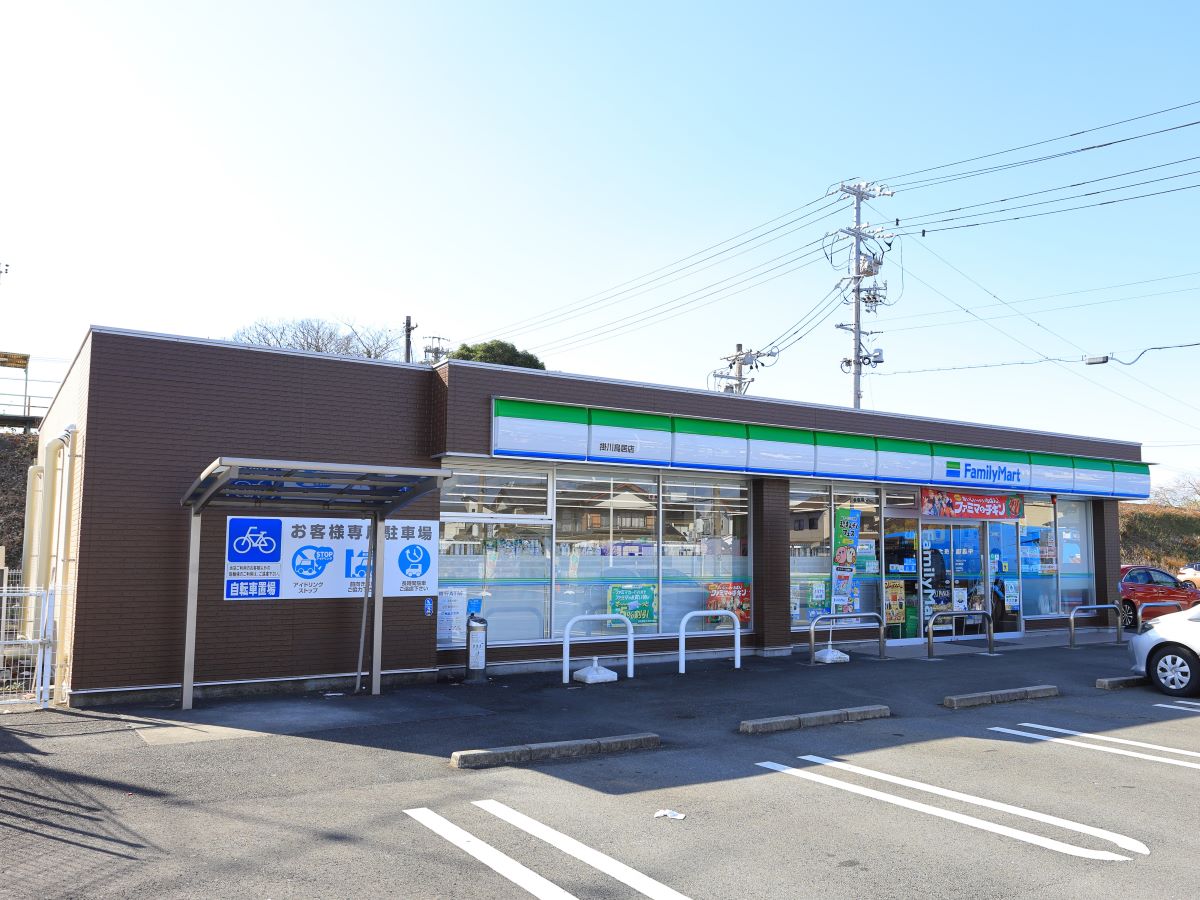 ファミリーマート掛川鳥居店まで約450m（徒歩6分）　徒歩圏内にコンビニがあるため非常に便利です。
