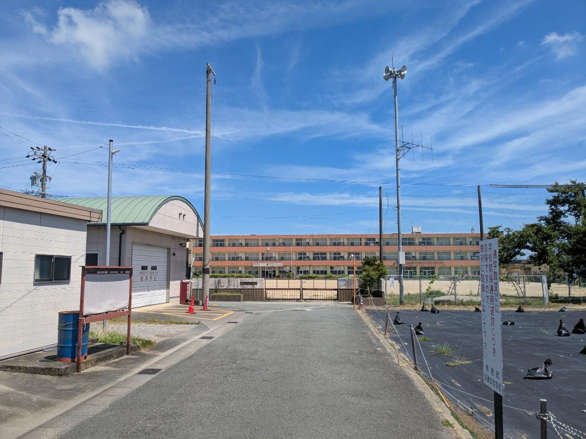 明和町立斎宮小学校まで約750m(徒歩10分) 創立1911年、全校児童499人(2024年度・2024年5月1日時点)