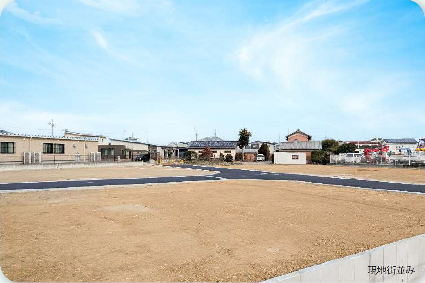 住民アンケートで約85%の方が「住みやすい」と回答した人気のエリア※「明和町」。県内でトップクラスの「出生率が高い自治体※」として名前があがるほど子育て環境に適した街に、全区画60坪超・前面道路6m以上の開放感溢れる整備された全15区画の大型分譲地が快適な暮らしを届けます。※明和町ホームページ・三重県ホームページより。
