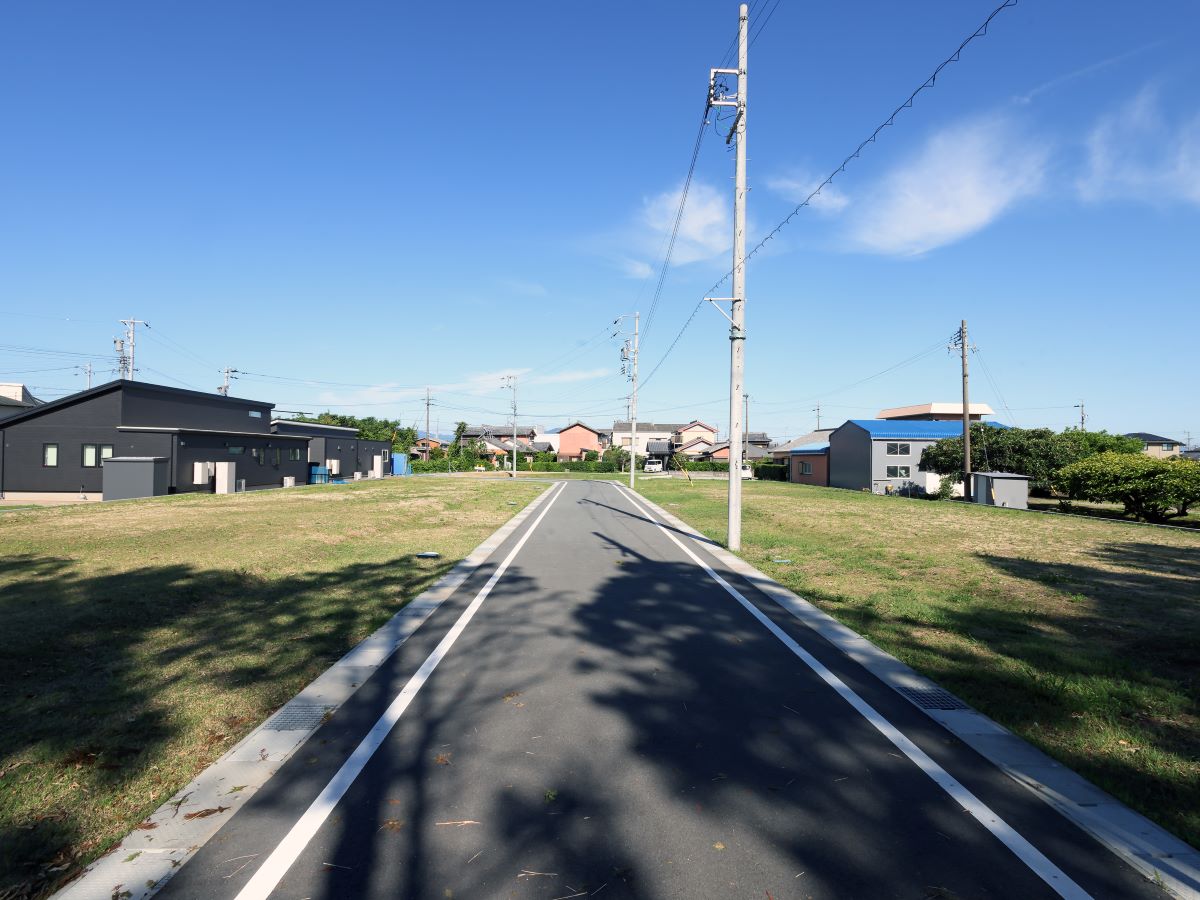 区画1～5南側道路　幅約6mあるので車の出し入れも安心です！　