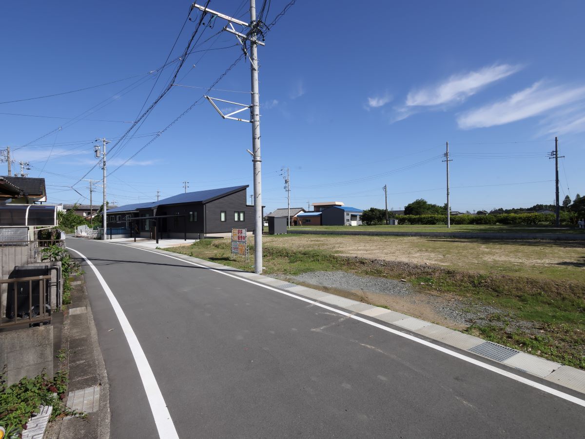 区画14、15南側道路　お客様に寄り添ったプランを、ご提案いたします。お問い合わせはお気軽に！　