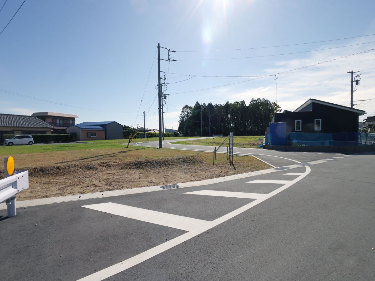 こども園まで徒歩4分！毎日の送迎負担が少なく、子育て世代の方も安心な分譲地です。　