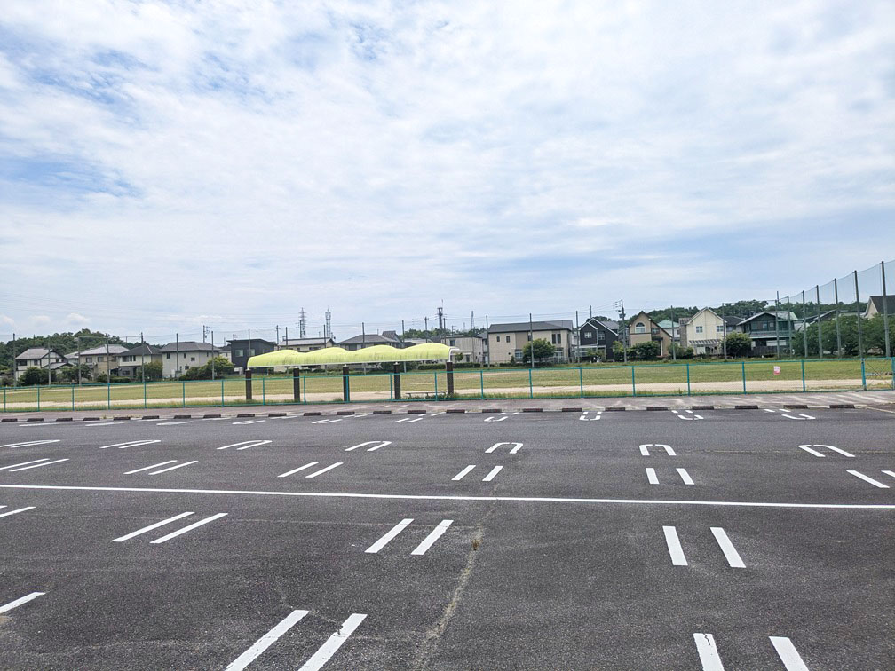 ゆめが丘多目的広場まで約1km（車で約4分）　全面芝生のグランドで、さまざまなスポーツを行う事ができます。