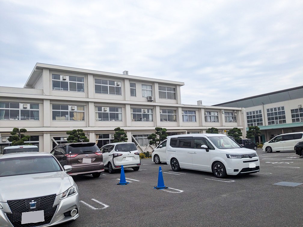 緑ヶ丘中学校まで約3.8km（徒歩48分）　生徒数は490人弱（※2024年5月1日時点の情報です。）、伊賀市内で生徒数の多い中学校です。