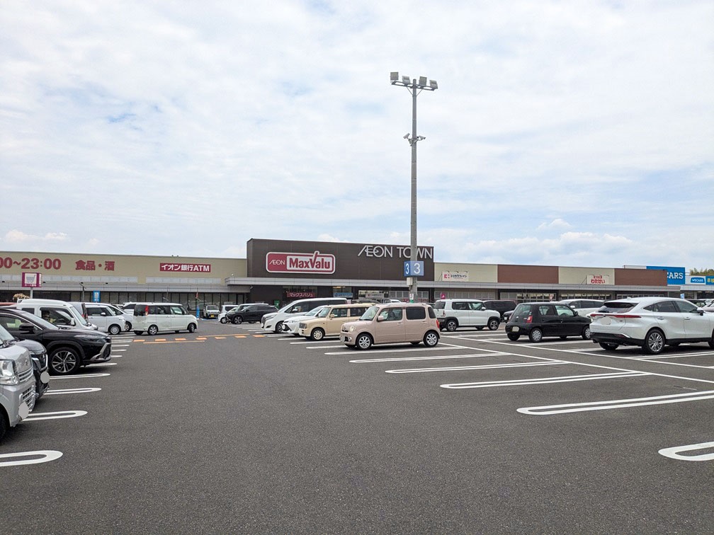 イオンタウン伊賀上野まで約2.9km（車で約6分）　多彩な店舗が入るショッピングセンターです。
駐車場も広くお車も停めやすいです☆