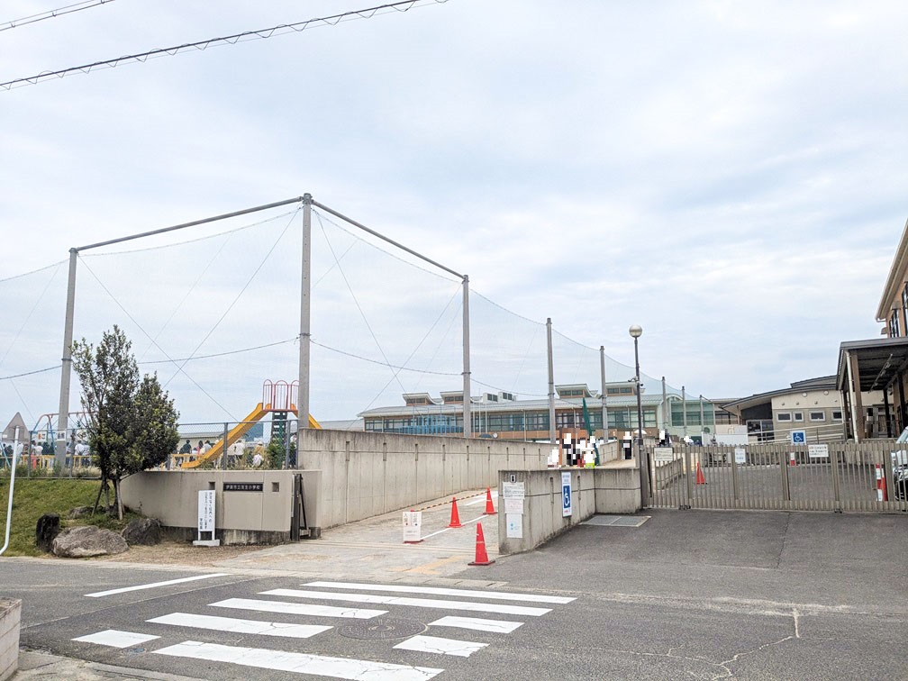 友生小学校まで約500m（徒歩7分）　団地内にある小学校です。生徒数約360人（※2024年5月1日時点の情報です。）、施設もきれいな学校です☆