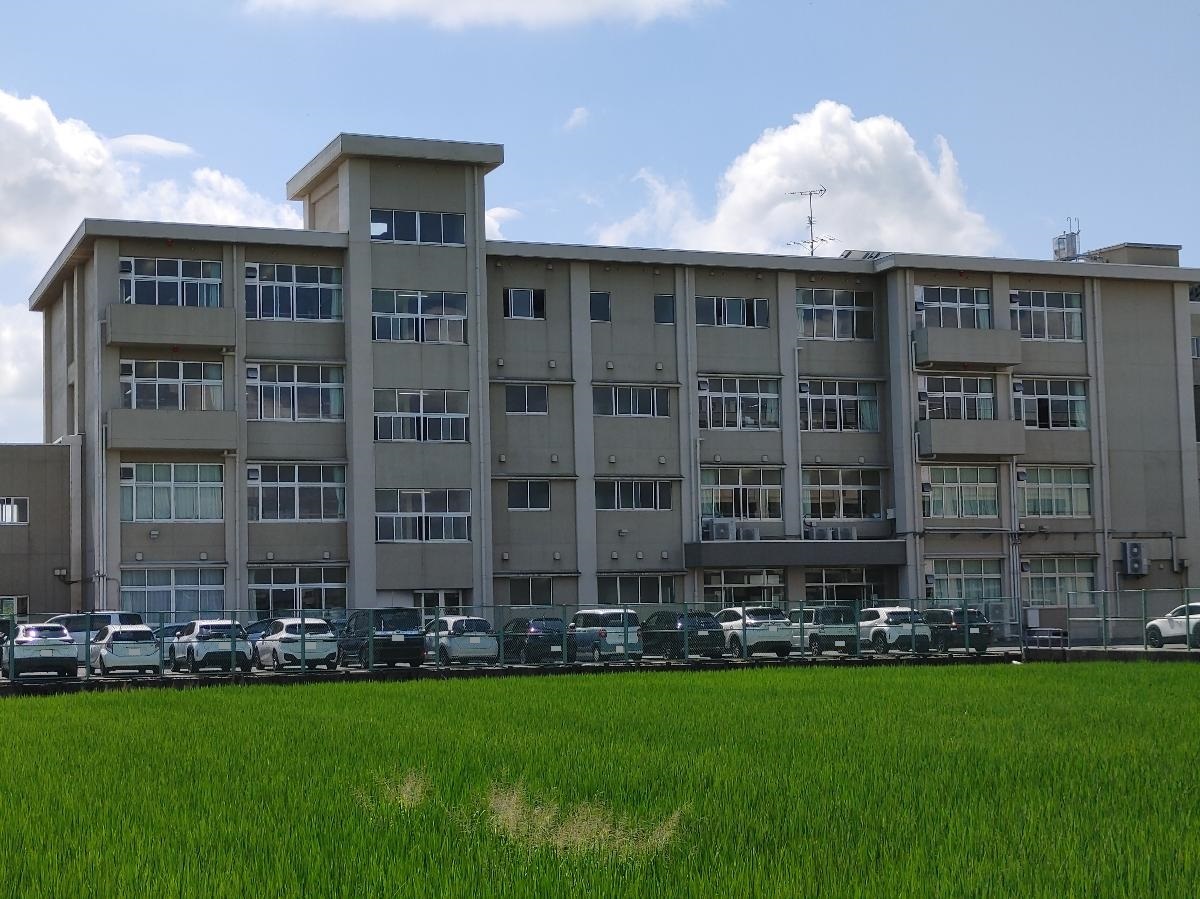 境川中学校まで約1.4km（徒歩18分）　お子様がご友人との登下校で絆をはぐくむにはちょうどいい距離です。