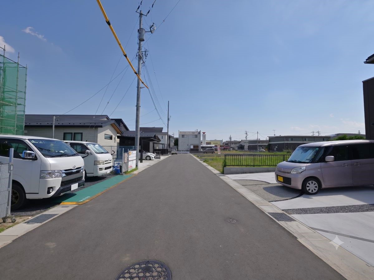 前面道路は約6m！車の出し入れも安心です！　