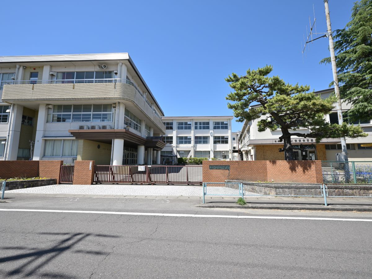 鶉小学校まで約130m（徒歩2分）　鶉小学校までなんと徒歩2分！
お子様の登下校においてご安心いただけます。