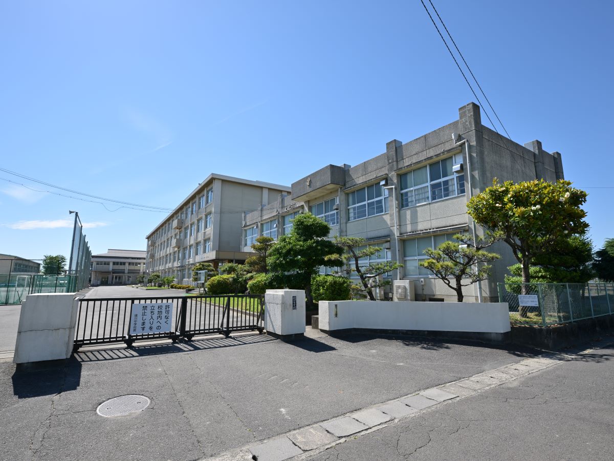 境川中学校まで約1.4km（徒歩18分）　お子様がご友人との登下校で絆をはぐくむにはちょうどいい距離です。