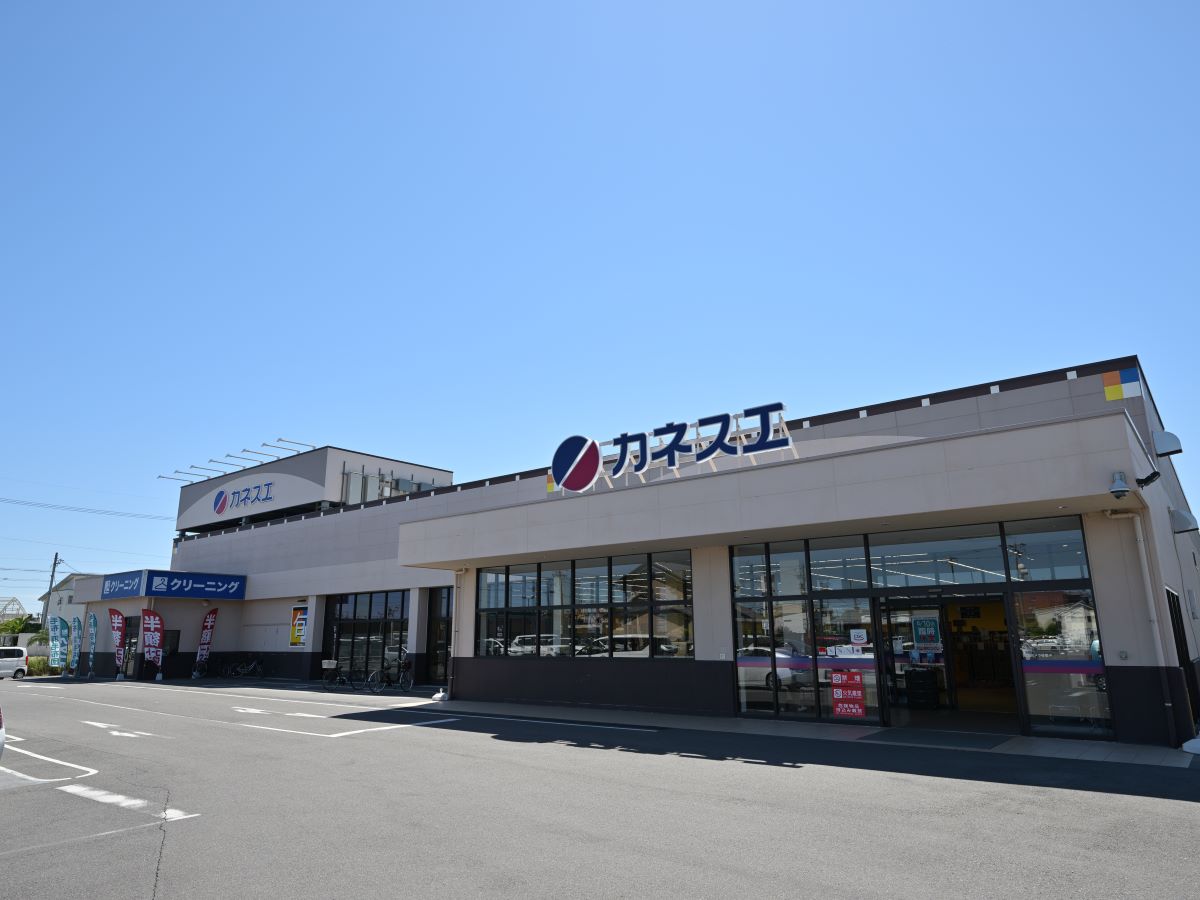 カネスエ中鶉店まで約500m（徒歩7分）　大型スーパーで商品の数も豊富なカネスエまでなんと徒歩7分。
日々の買い出しがとても楽になります！