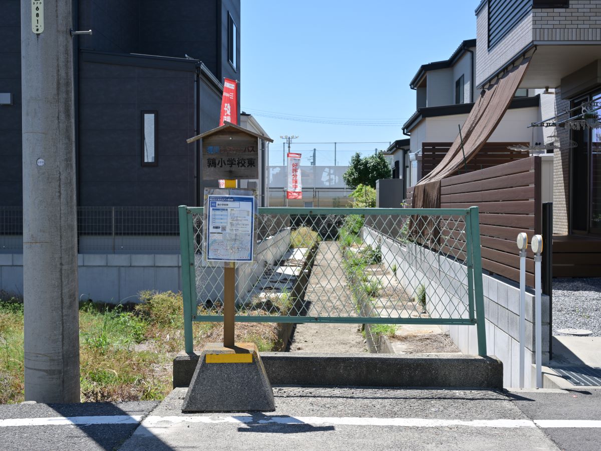 岐阜市コミュニティ「鶉小学校東」バス停まで約160m（徒歩2分）　最寄のバス停です。※最新の時刻表は運行会社様のHPなどをご確認ください。