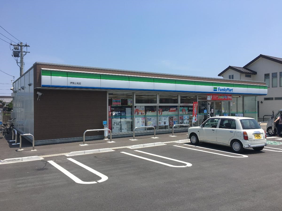 伊勢市小俣町本町　一条タウン 戸建 ファミリーマート伊勢上地店まで約400m（徒歩5分）　24時間営業ちょっとしたお買い物など近くにコンビニが徒歩圏内にあるととても便利です。