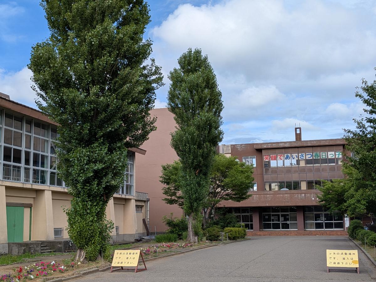 上越市立春日小学校まで約1km（徒歩13分）　1年生から6年生が一緒に参加する「かけはし班活動」を行っています。異年齢で交流することで、子どもたちの社会性や思いやりの心などを育んでいます。