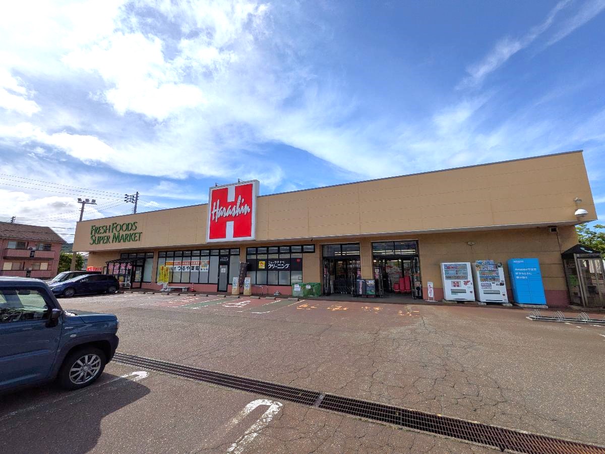 原信 春日山店まで約1.6km（車で約5分）　新鮮な生鮮食品などが並ぶスーパーです！139台分の平面駐車場があり、便利です。【営業時間】9:00～22:00