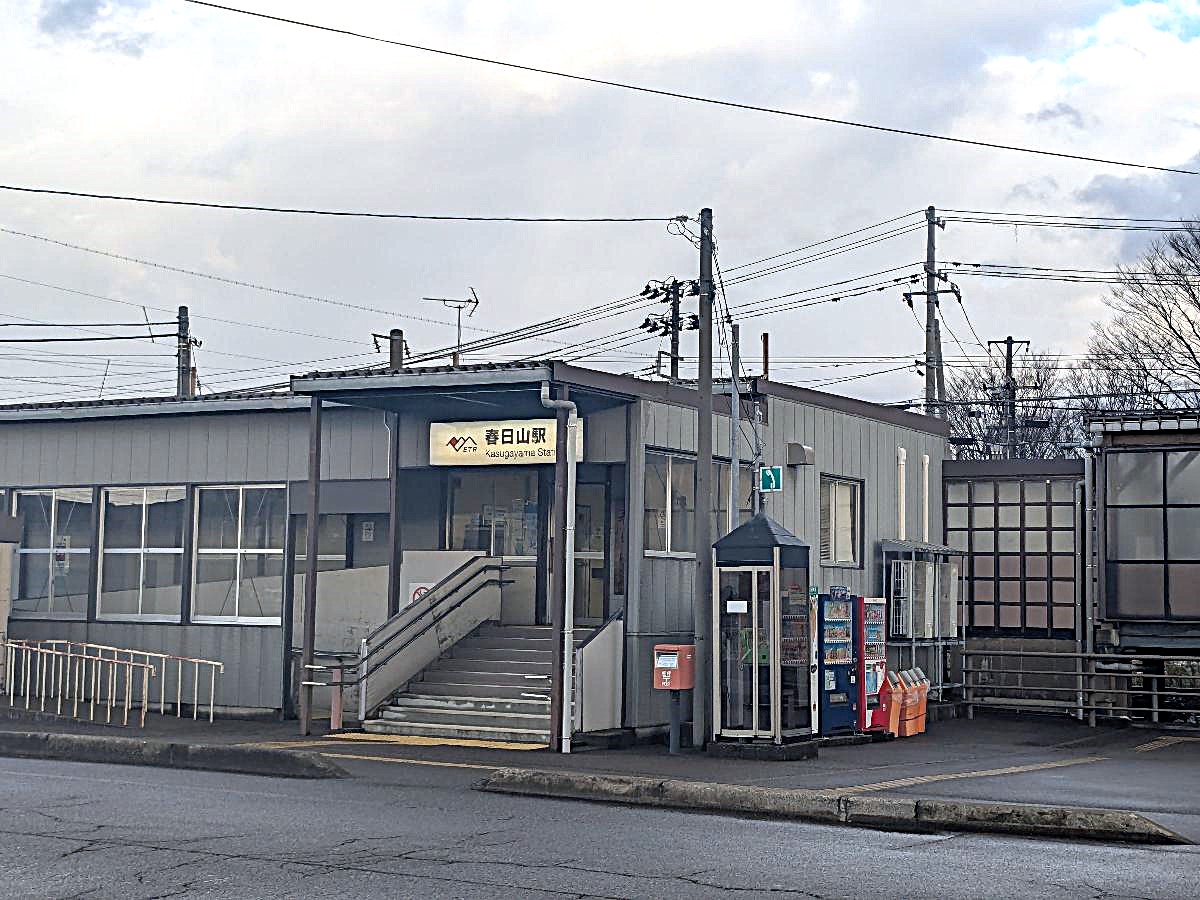 えちごトキめき鉄道「春日山」駅まで約1.9km（徒歩24分／車で約5分）　妙高はねうまラインの駅です。直江津駅や高田駅といった、通学に便利な駅の中間に位置しています。
