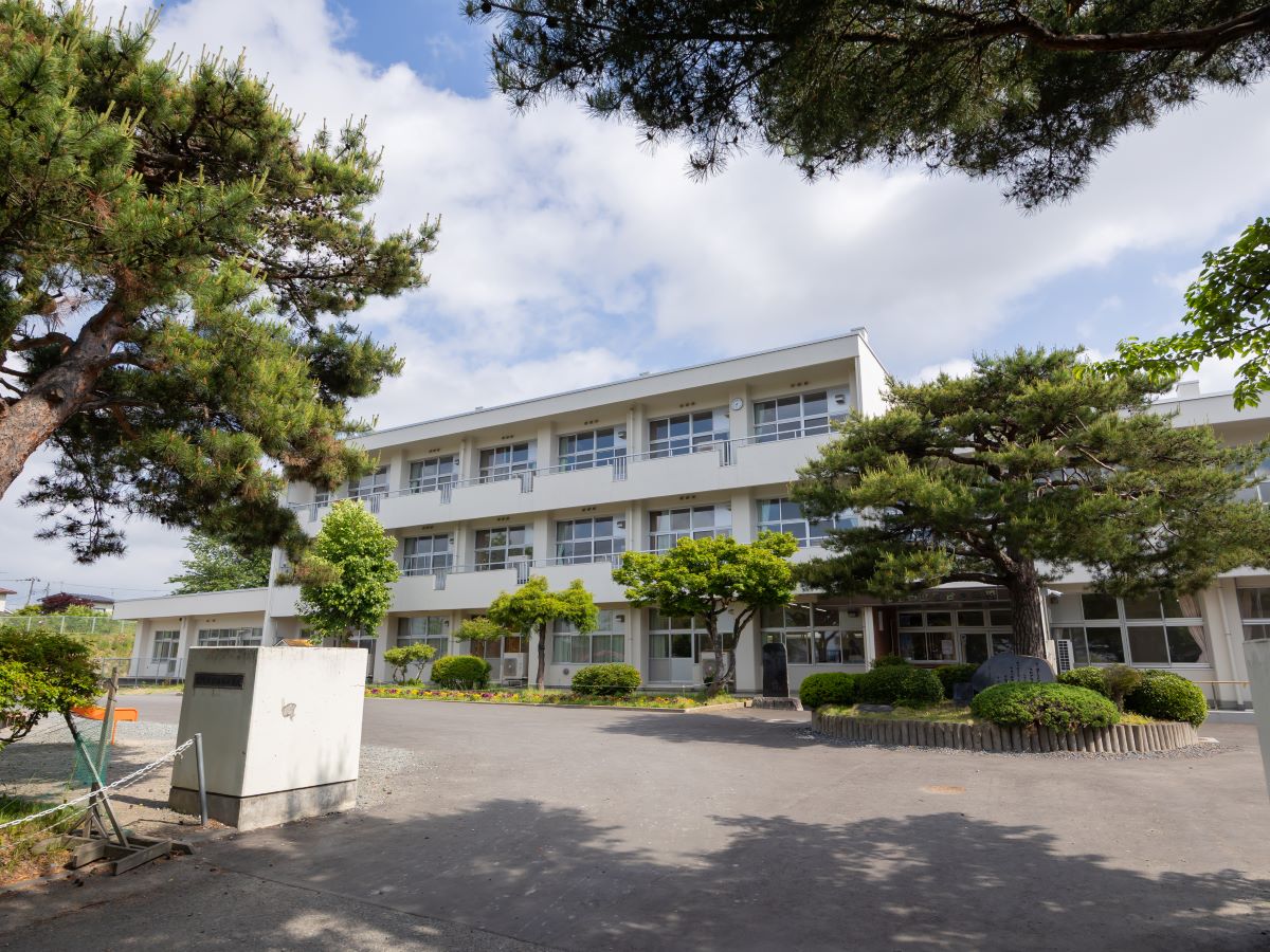 桜台小学校まで約1km～1.1km（徒歩13分～14分）　緑の多い環境でのびのびと学校生活をおくることができます。