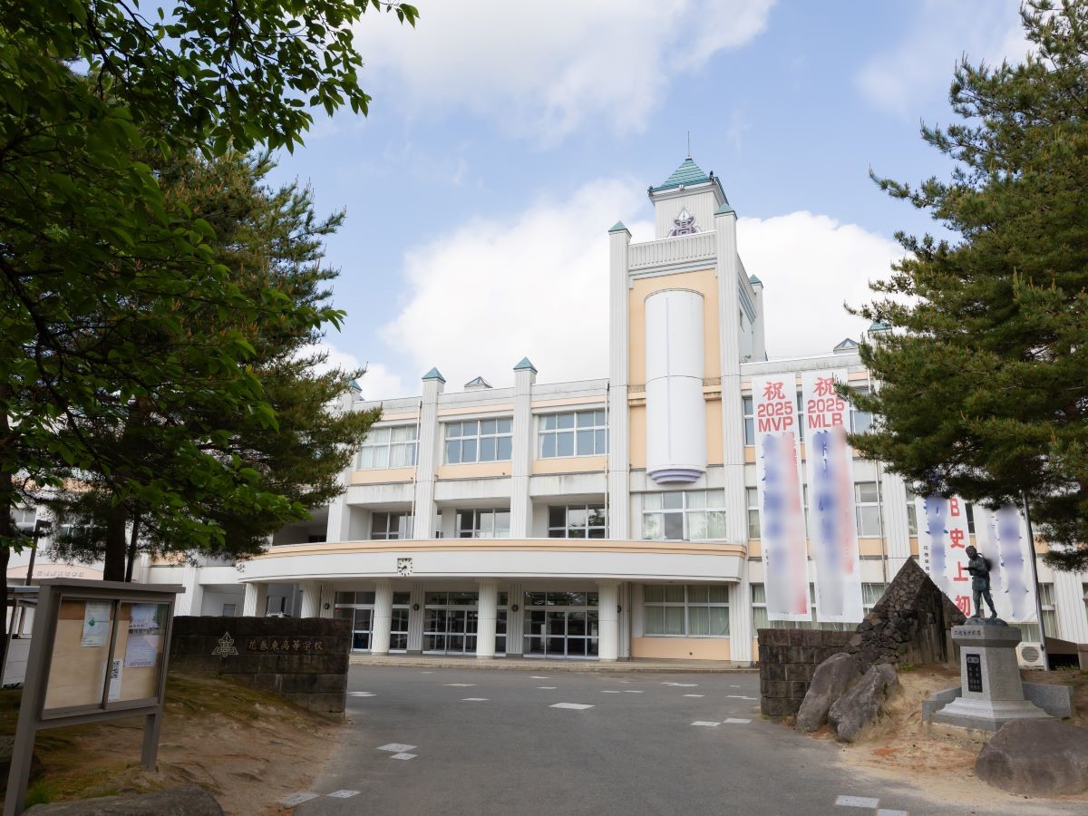 花巻東高等学校まで約1.1km～1.2km（徒歩14分～15分）　スポーツも学問も、それぞれが目標をもって未来を切り拓いていく学校です。近くを通ると活気ある声が聞こえてきますよ。