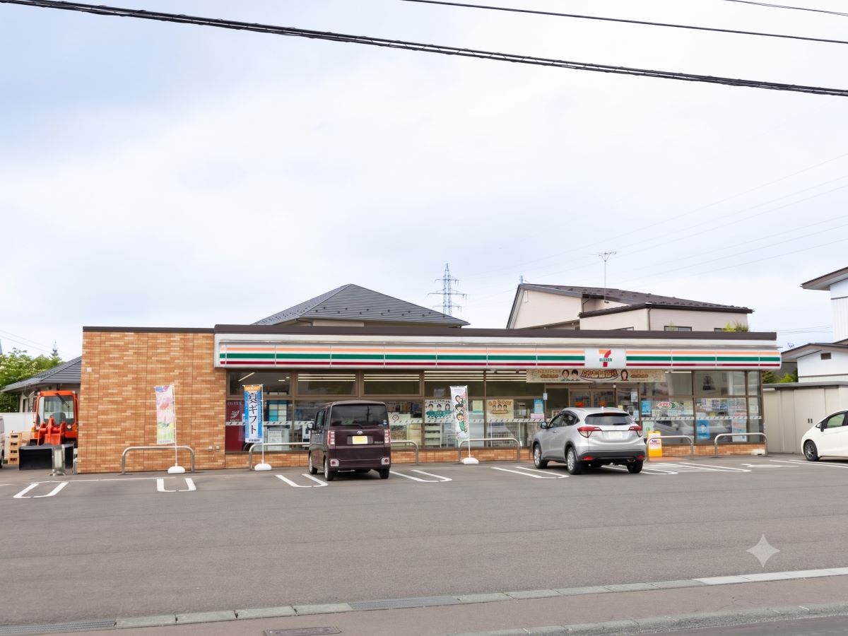 セブン-イレブン 花巻松園町1丁目店まで約360m～470m（徒歩5分～6分）　急なお買い物に便利です。お惣菜・冷凍食品も販売しています！