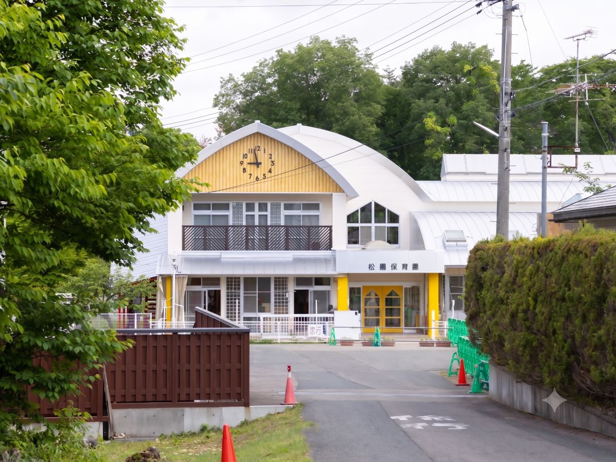 松園保育園まで約1.3km～1.4km（徒歩17分～18分／車で約3分）　毎日の送り迎えもスムーズにできる、心強い距離にあります。忙しい朝夕の時間にゆとりをうむ、共働き世帯に嬉しい保育園です。