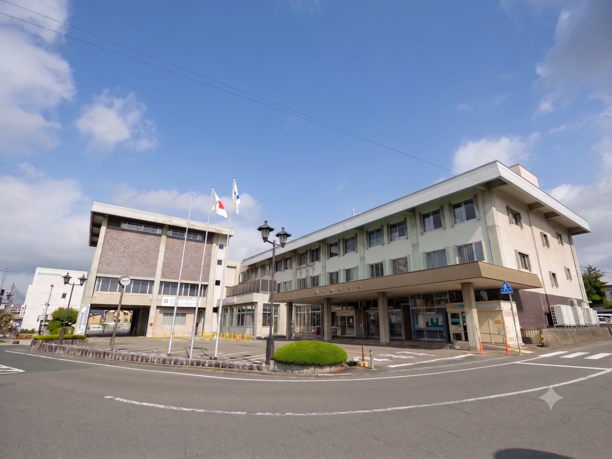 花巻市役所まで約2.6km～2.7km（車で約7分）　各種相談、住民票所得や印鑑証明発行などの手続きができます。相談窓口が近くにあると便利ですね。